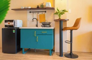 Réfrigérateur, micro-ondes, plaque de cuisson, bouilloire électrique