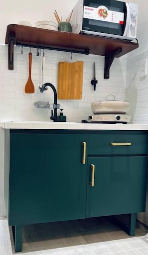 Réfrigérateur, micro-ondes, plaque de cuisson, bouilloire électrique