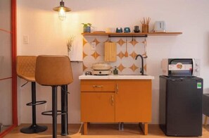 Réfrigérateur, micro-ondes, plaque de cuisson, bouilloire électrique