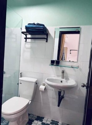 Shower, hair dryer, towels, soap - ZY 3. Elegant Studio--Riverside Vibrant D1--Skydeck @ Bitexco nearby (Ho Chi Minh)