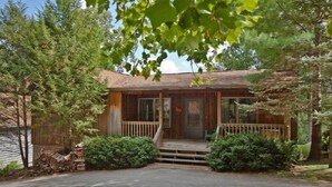 A wooden cabin with a porch, surrounded by trees and a clear sky. - Cabin with wonderful mountain views, 2 BR/2 BA, sleeps 6 (Townsend)