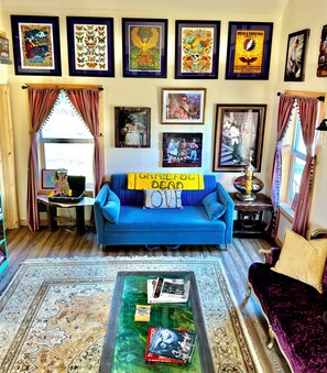 Smart TV - One of a kind, property with 3 charming houses, horse facility and pets welcome. (Cle Elum)