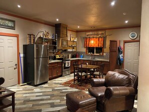 Microwave, oven, stovetop - One of a kind, property with 3 charming houses, horse facility and pets welcome. (Cle Elum)