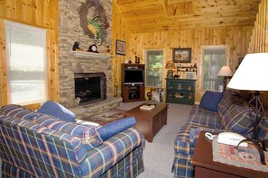 TV, fireplace - Enjoy this mountain home located near the Great Smoky Mountains Park (Townsend)