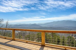 Property grounds - Authentic log cabin with a spectacular view ! Enjoy the seclusion and sunsets (Townsend)