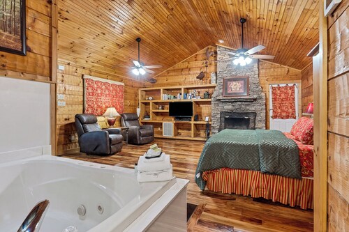 Studio Cabin with Full Kitchen, Whirlpool, Private Bathroom, Grill & Wi-Fi
