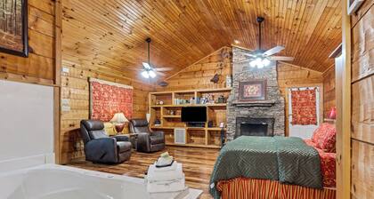 Studio Cabin with Full Kitchen, Whirlpool, Private Bathroom, Grill & Wi-Fi