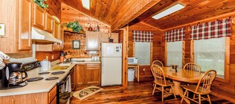 Studio Cabin with Full Kitchen, Whirlpool, Private Bathroom, Grill & Wi-Fi