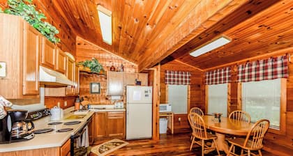 Studio Cabin with Full Kitchen, Whirlpool, Private Bathroom, Grill & Wi-Fi