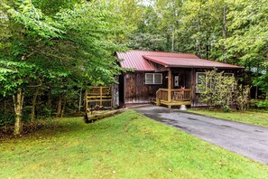Exterior - Studio Cabin with Full Kitchen, Whirlpool, Private Bathroom, Grill & Wi-Fi (Townsend)