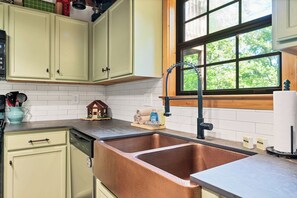 Fridge, microwave, oven, stovetop - Cozy cabin with seclusion and nature all around ! Enjoy a evening in the hot-tub (Townsend)