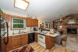 Kjøleskap, kokeplater og kaffetrakter/tekoker