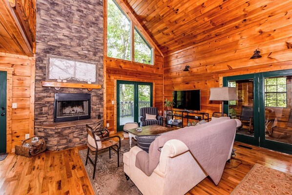 TV, fireplace - Beautiful Authentic log cabin with a wood burning fire-place. WI-FI & Cable TV (Townsend)
