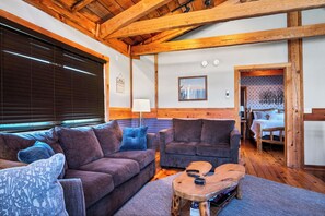 Télévision, cheminée, baby-foot