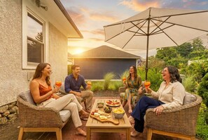 Outdoor dining - NEW Boutique Downtown Home, Shops, Patio, Office, Pets, Walk to Dining (Mystic)