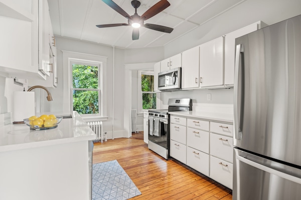 Réfrigérateur, four à micro-ondes, un four, surface de cuisson