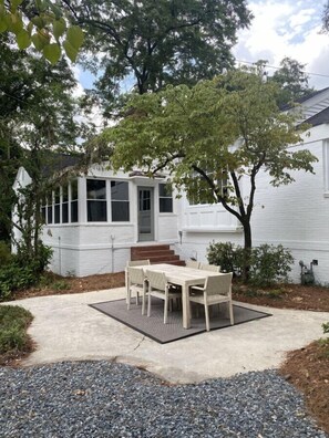 Outdoor dining - Dogwood Cottage | Sleeps 10 (Columbia)