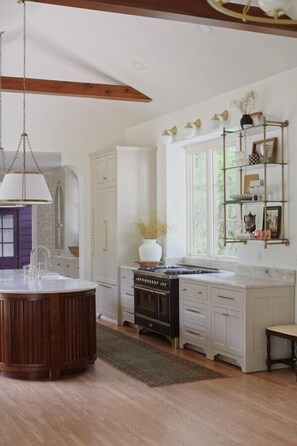 Fridge, microwave, oven, stovetop - Dogwood Cottage | Sleeps 10 (Columbia)