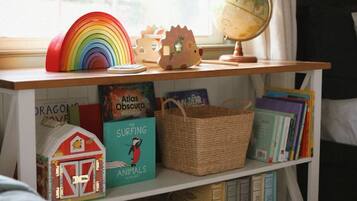 4 slaapkamers, een bureau, een strijkplank/strijkijzer, reisbedje