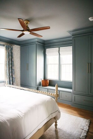 4 bedrooms, desk, iron/ironing board, travel cot