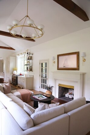 Smart TV - Dogwood Cottage | Sleeps 10 (Columbia)