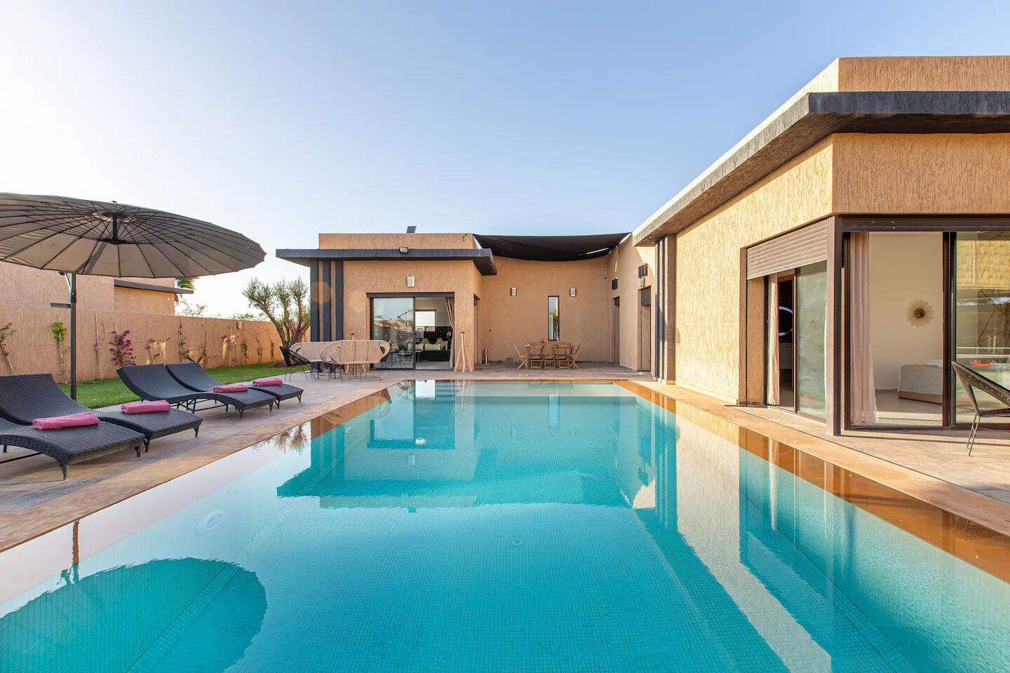 室外游泳池，恒温泳池