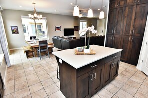 Family House, Mountain View | Private kitchen | Full-sized fridge, microwave, oven, stovetop - Entrada at Moab 421 and 425 and 429 (Moab)