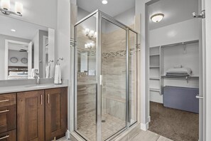 Casa familiare, vista montagna | Bagno | Vasca e doccia separate, set di cortesia gratuito, asciugamani, sapone
