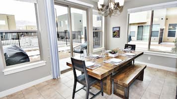 Familienhaus, Bergblick | Essbereich im Zimmer