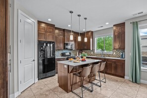 Family House, Mountain View | Private kitchen | Full-size fridge, microwave, oven, stovetop