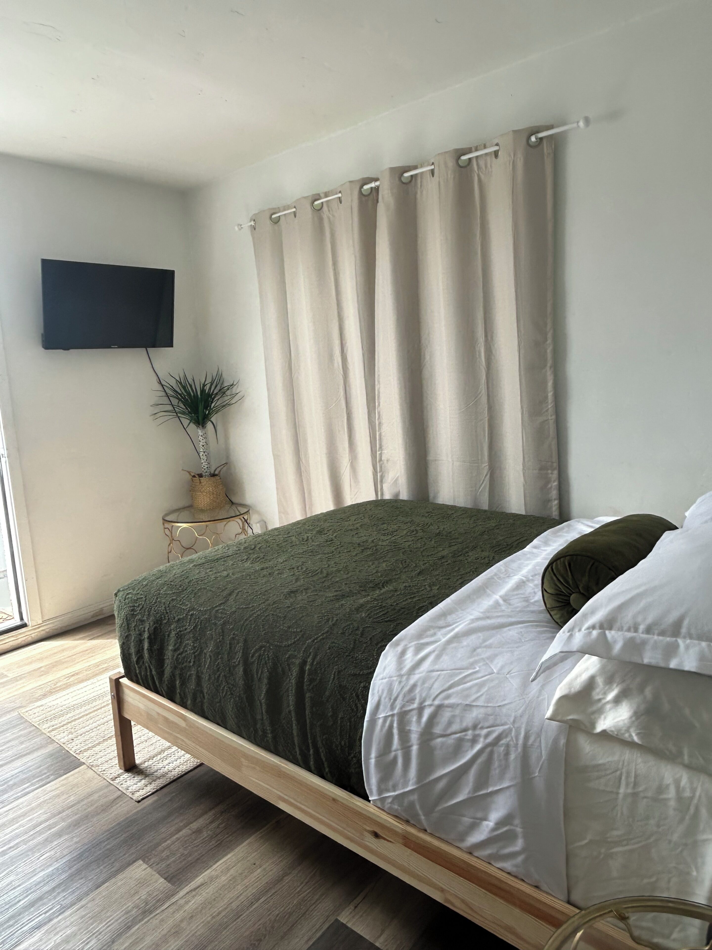 1 bedroom, desk, iron/ironing board, WiFi (free)
