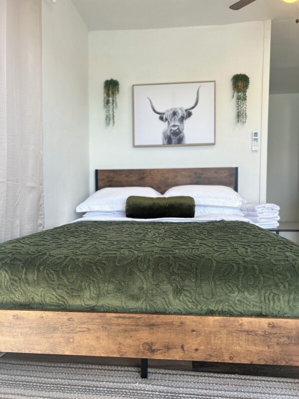 1 soverom, skrivebord, strykejern/-brett og wi-fi (inkludert)