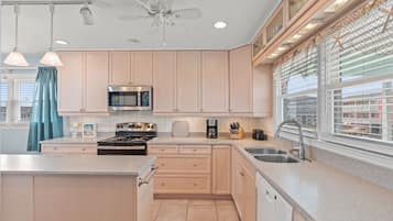 ثلاجة، ميكروويف، فرن، موقد طهي مسطح