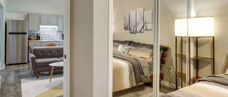 1 dormitorio, tabla de planchar con plancha, wifi y ropa de cama