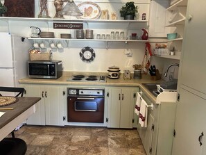 Refrigerador, microondas, cafetera y tetera y tostadora