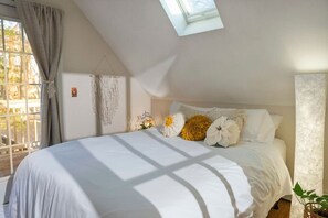 1 bedroom, iron/ironing board, free WiFi, bed sheets - Welcome to our BoHo Treehouse! (Saco)