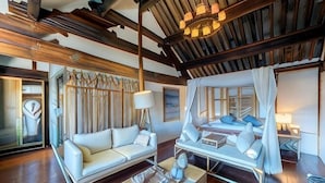 A spacious room with a high ceiling, a wooden ceiling, a large window, and a bed with a canopy. - Manyue Wangjiayuan Hostel (Dali City)