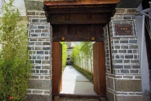 Unclassified image, 4 of 77, button - Manyue Wangjiayuan Hostel (Dali City)