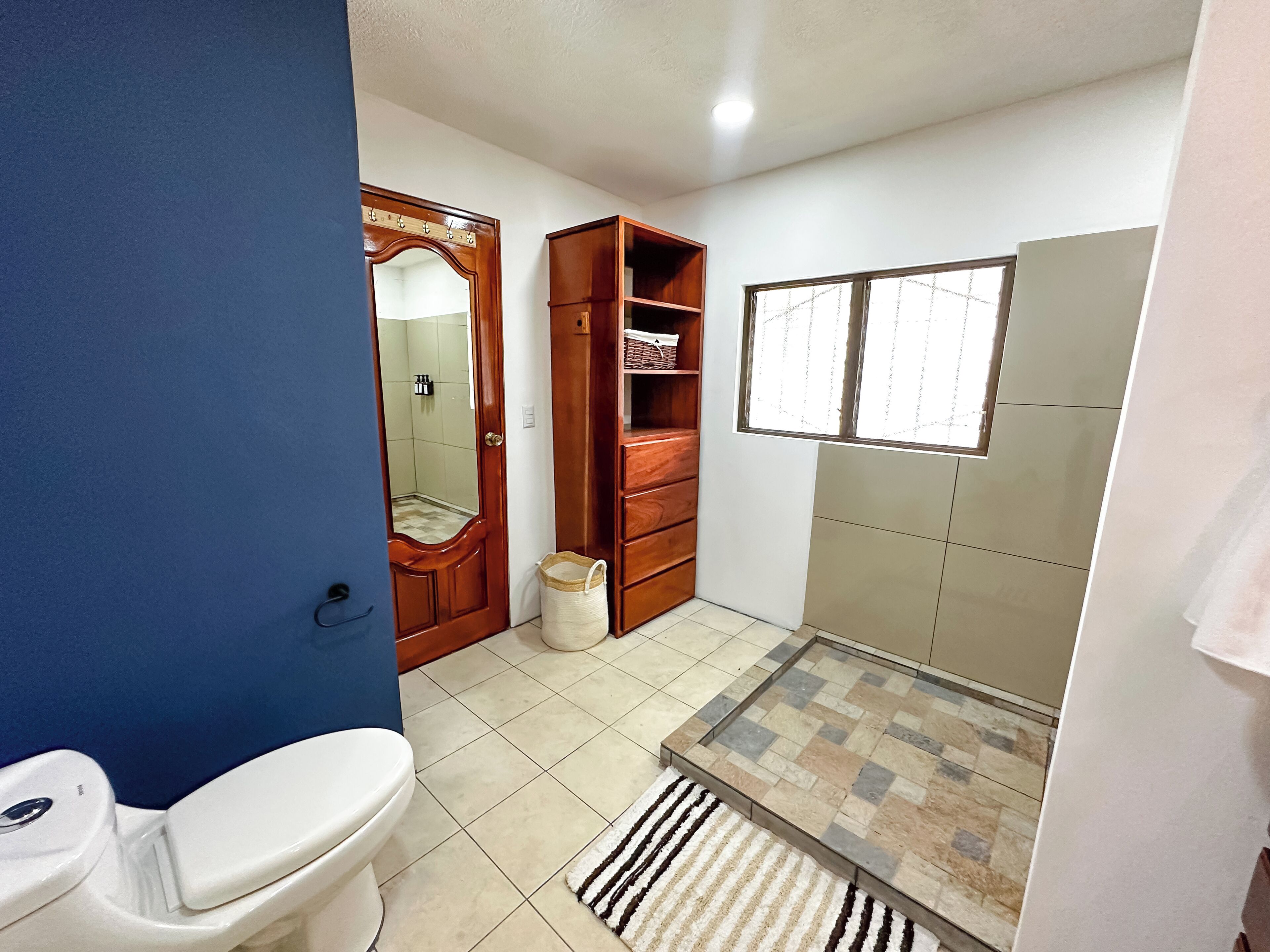 Haartrockner, Handtücher, Seife, Shampoo