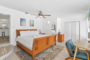 4 chambres, bureau, fer et planche à repasser, lit parapluie