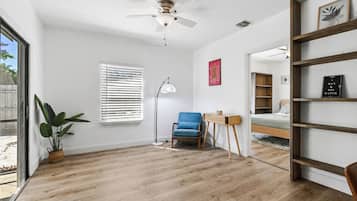 4 chambres, bureau, fer et planche Ă  repasser, lit parapluie