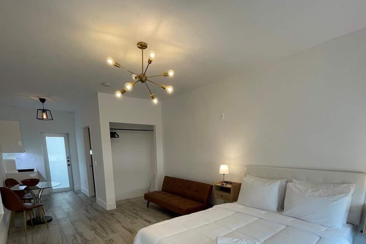 Standard Studio Suite | 1 bedroom, blackout curtains, free WiFi, bed sheets