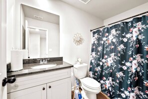 Douche, sèche-cheveux, serviettes fournies, savon