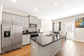 Private kitchen - Charming 3-bedroom townhome in amazing Atlanta with WiFi, AC and King Bed (Atlanta)