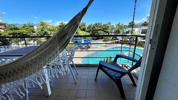 Departamento familiar, vista a la alberca | Área de sala de estar