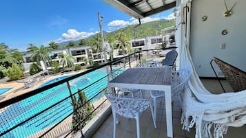 Departamento familiar, vista a la alberca | Área de sala de estar