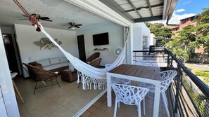 Familienapartment, Poolblick | Wohnbereich