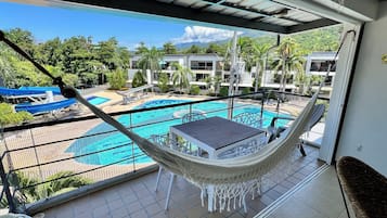6 outdoor pools