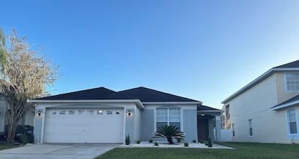Beautiful Pool Family House 4/2 in Kissimmee near to Disney/Universal.