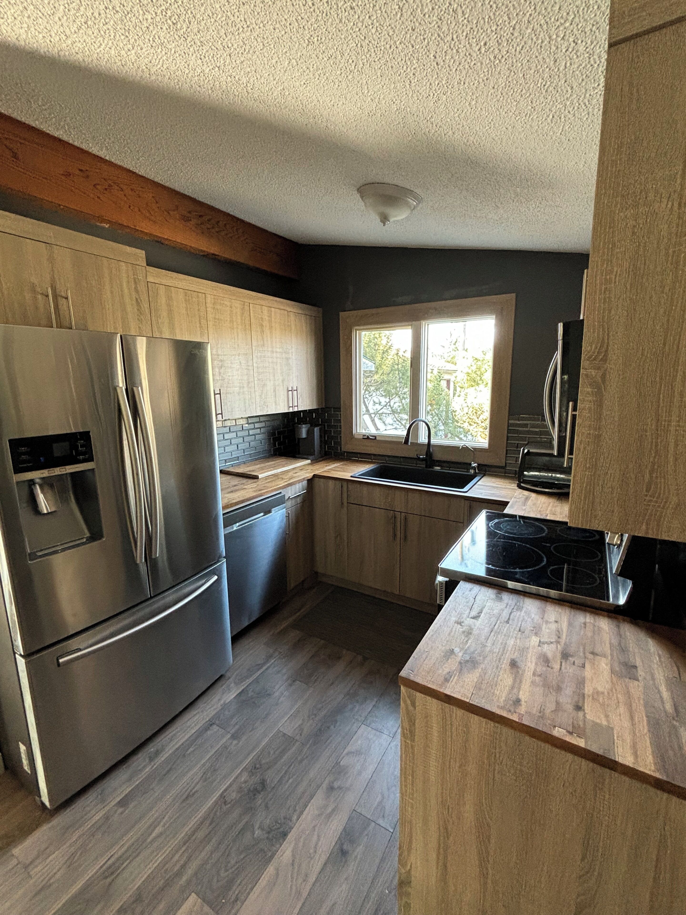 Refrigerador, microondas, horno y parrilla de estufa 